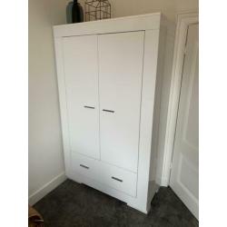 Complete hoogglans witte babykamer