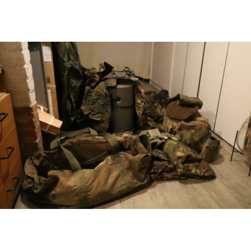 Erg veel leger(militaire) Nederlandse landmacht spullen.