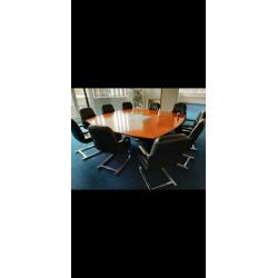 Te koop vergadertafel met 10 leren stoelen