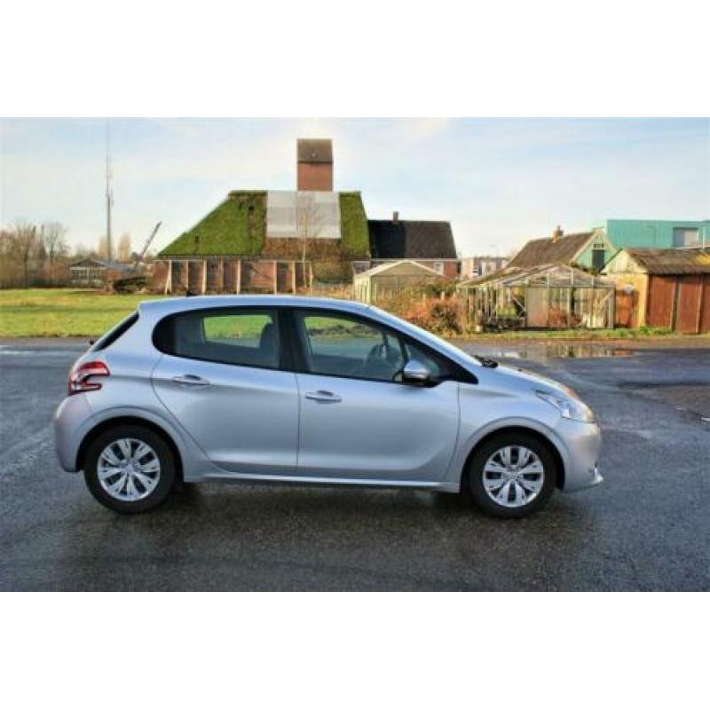 Peugeot 208 1.4 VTi Envy * Navigatie * PDC * NL auto *