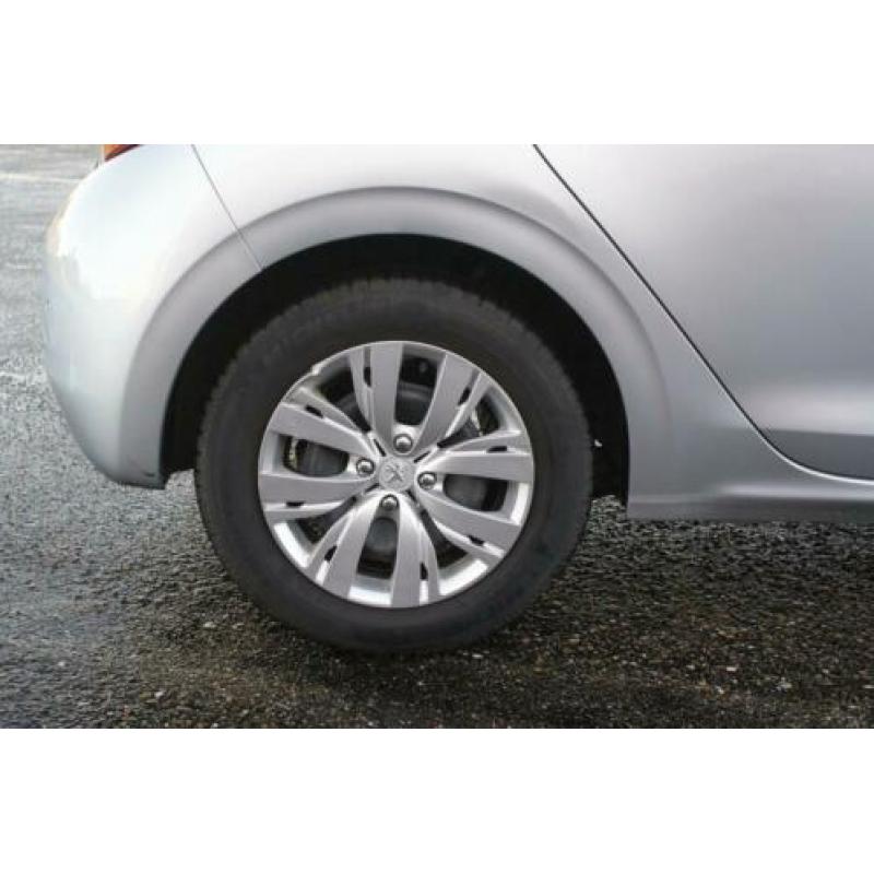 Peugeot 208 1.4 VTi Envy * Navigatie * PDC * NL auto *