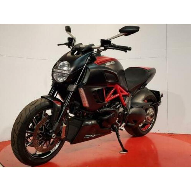 Ducati Diavel 1200 Carbon ABS rood / zwart (2011)