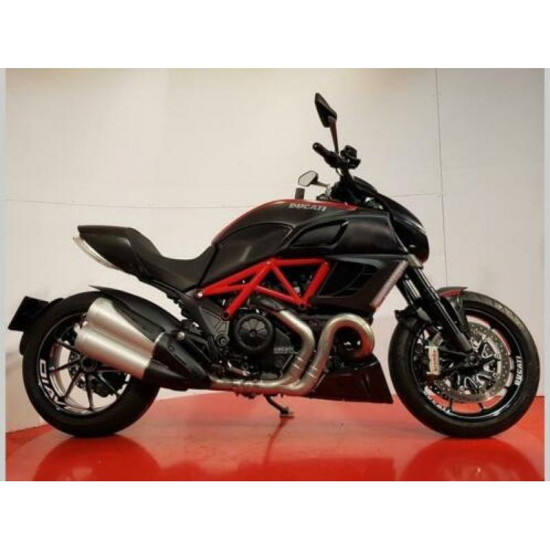 Ducati Diavel 1200 Carbon ABS rood / zwart (2011)