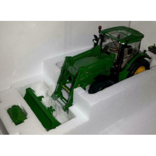 WIKING 1:32 John Deere 6125R met front­la­der nieuw in doos
