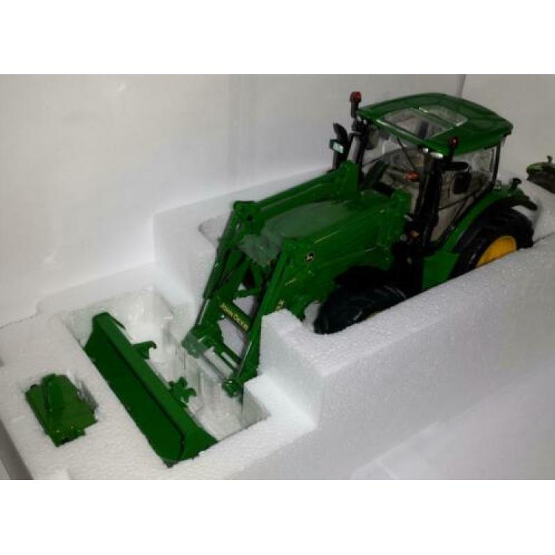 WIKING 1:32 John Deere 6125R met front­la­der nieuw in doos