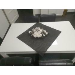 Eettafel met stoelen