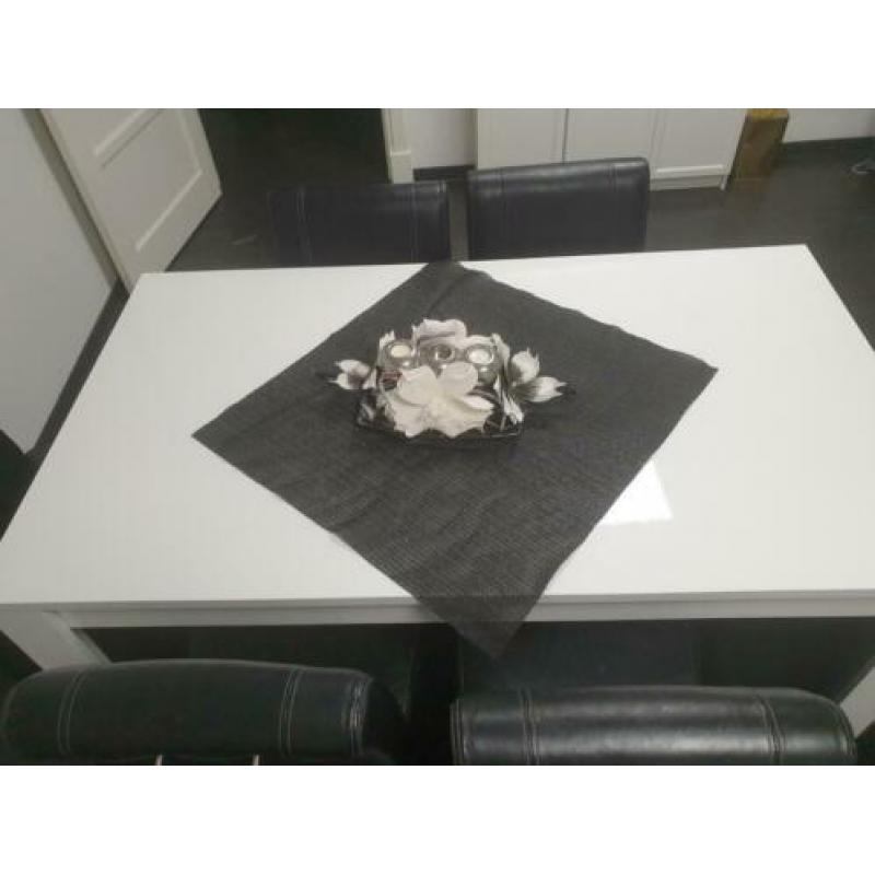 Eettafel met stoelen