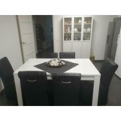 Eettafel met stoelen