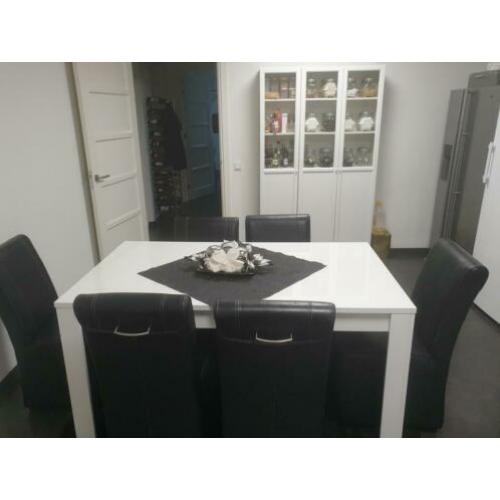Eettafel met stoelen