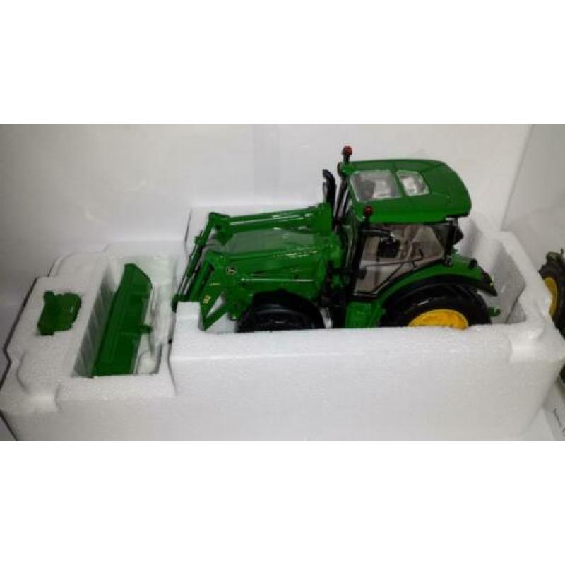 WIKING 1:32 John Deere 6125R met front­la­der nieuw in doos