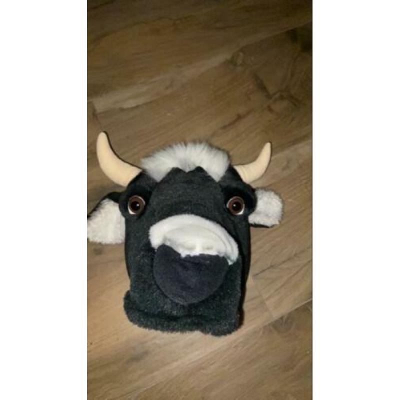 Beesten koppen voor aan de muur
