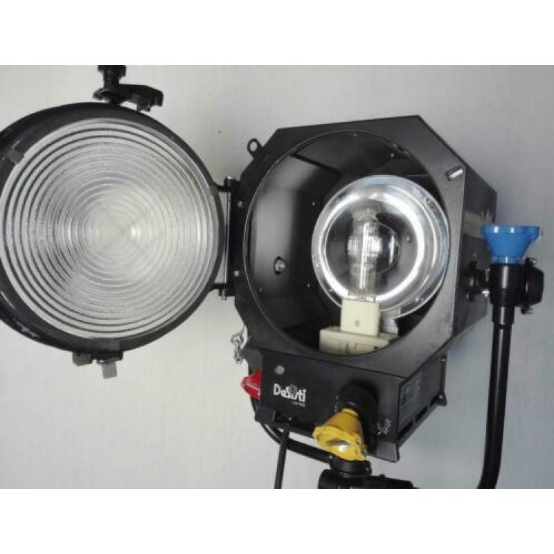 'Desisti 1kw + 2kw fresnel filmspot met barndoors en bulbs'
