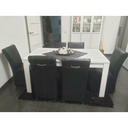 Eettafel met stoelen