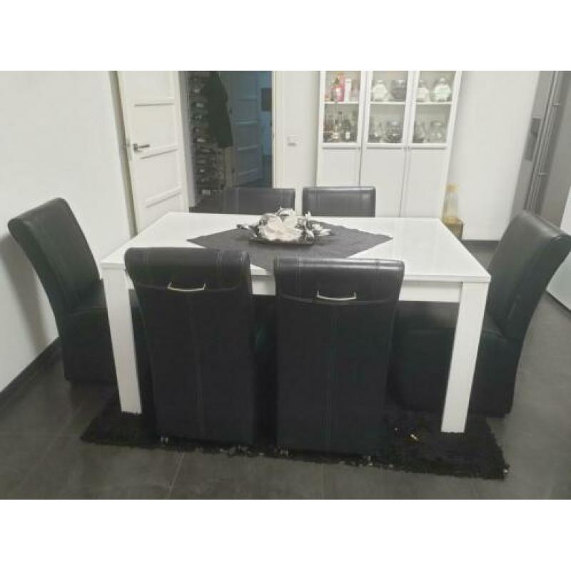 Eettafel met stoelen