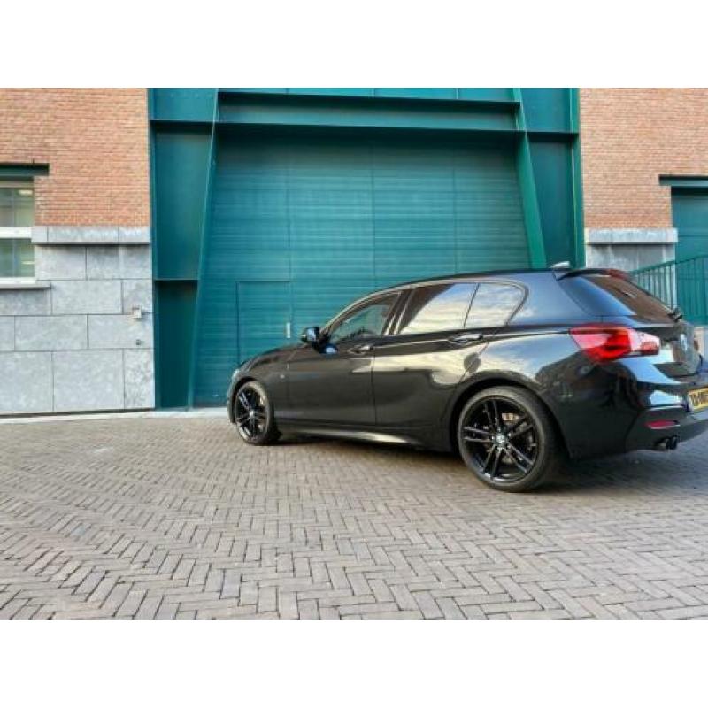 BMW 1-Serie 2.0 120I 5DR AUT 2017 Zwart M pakket Shadow line
