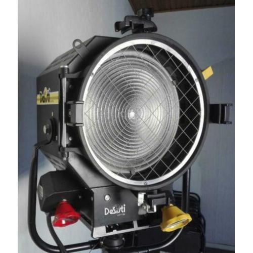 'Desisti 1kw + 2kw fresnel filmspot met barndoors en bulbs'