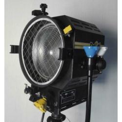 'Desisti 1kw + 2kw fresnel filmspot met barndoors en bulbs'