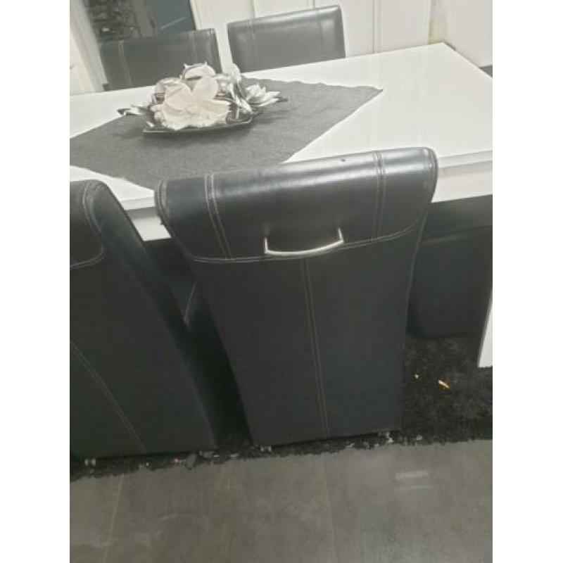 Eettafel met stoelen