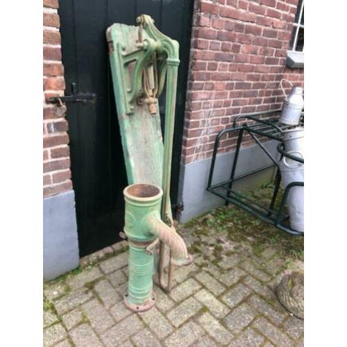 Grote antieke franse waterpomp met zwengel en biels