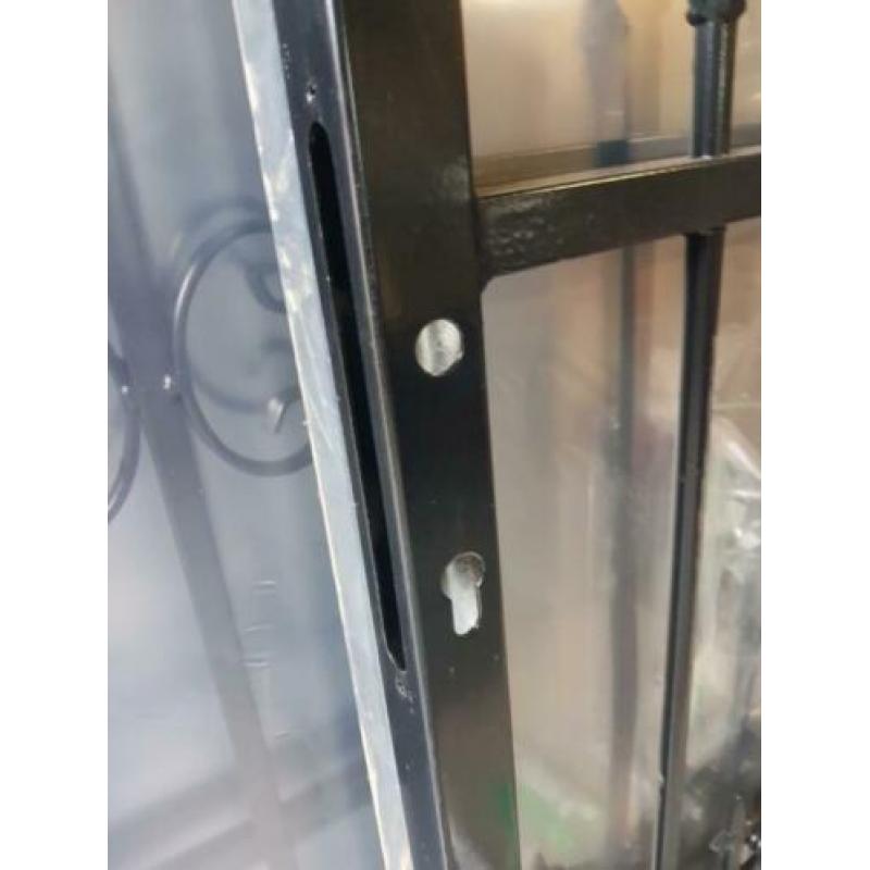 Zeer degelijk inlooppoort 90 x 120cm compleet met slot,palen