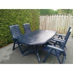 Donkerblauwe tuintafel met 4 verstelbare stoelen met kussens