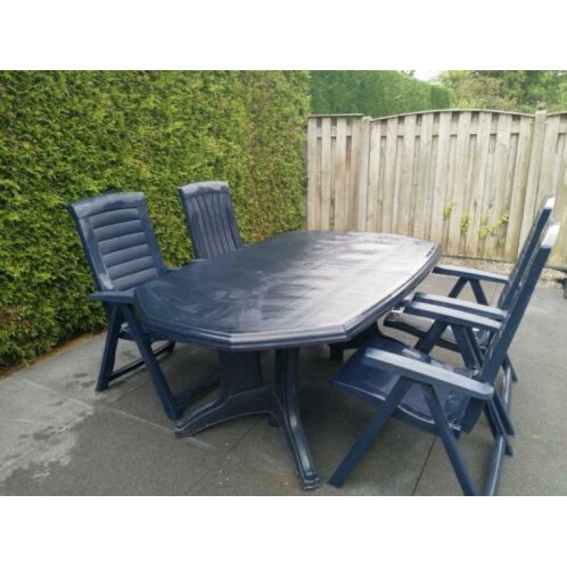 Donkerblauwe tuintafel met 4 verstelbare stoelen met kussens
