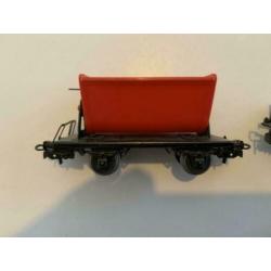Märklin trafo met rails en twee aanhangwagens
