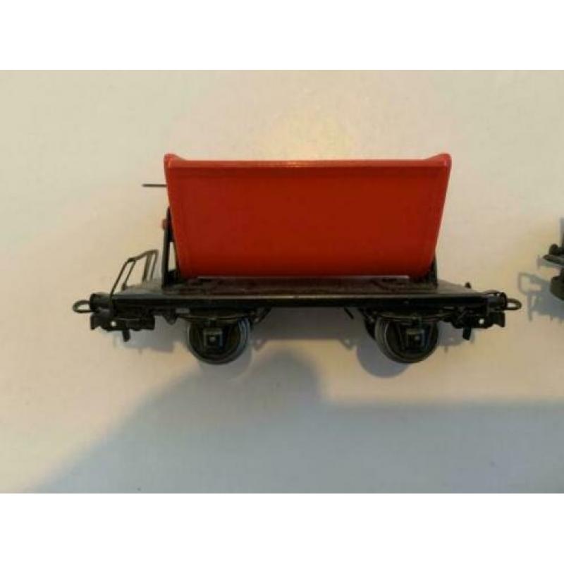 Märklin trafo met rails en twee aanhangwagens