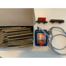 Märklin trafo met rails en twee aanhangwagens