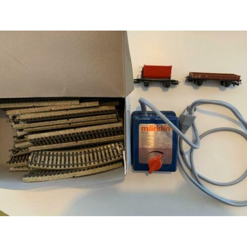 Märklin trafo met rails en twee aanhangwagens