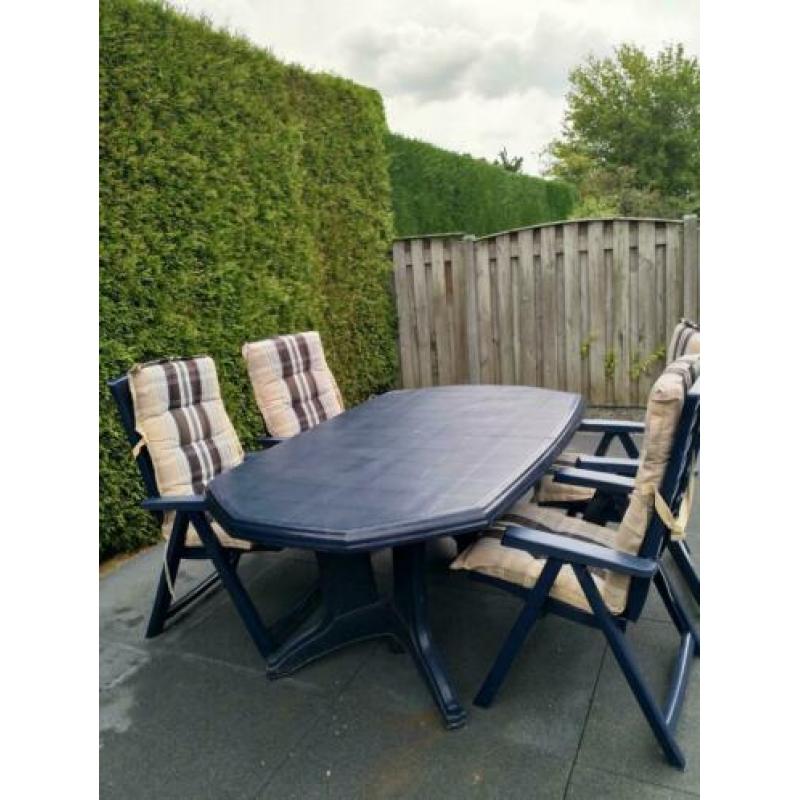 Donkerblauwe tuintafel met 4 verstelbare stoelen met kussens