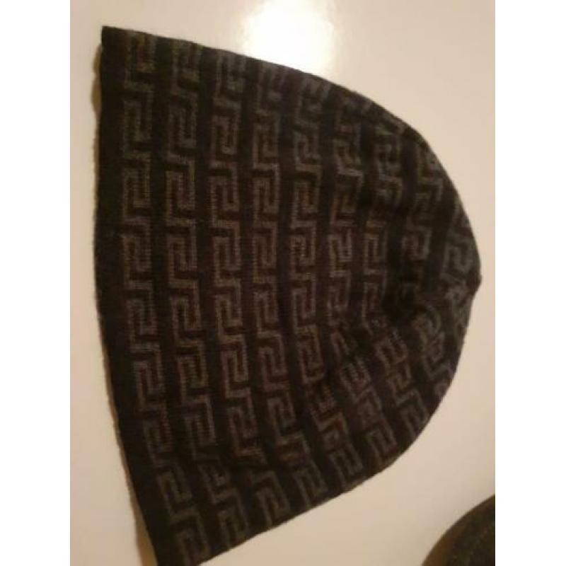 Armani petjes en mutsen