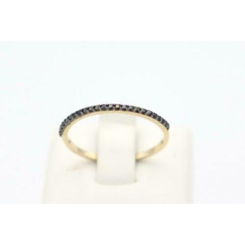 14 Karaat. Gouden vintage aanschuifring met onyx. Maat: 17.