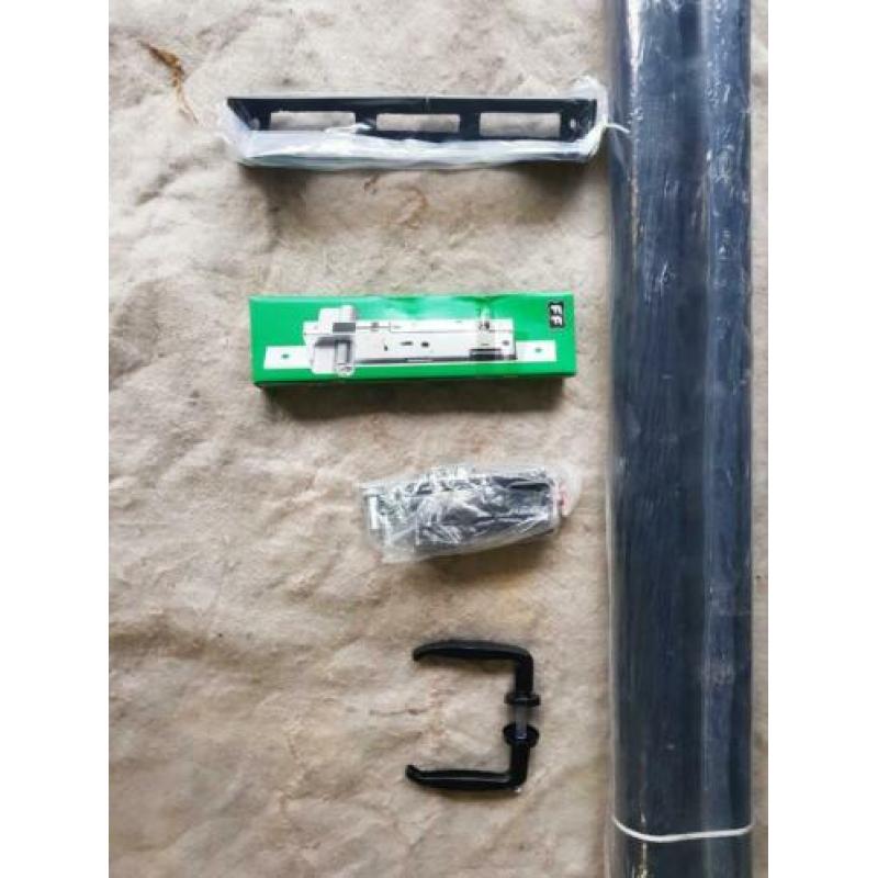 Zeer degelijk inlooppoort 90 x 120cm compleet met slot,palen