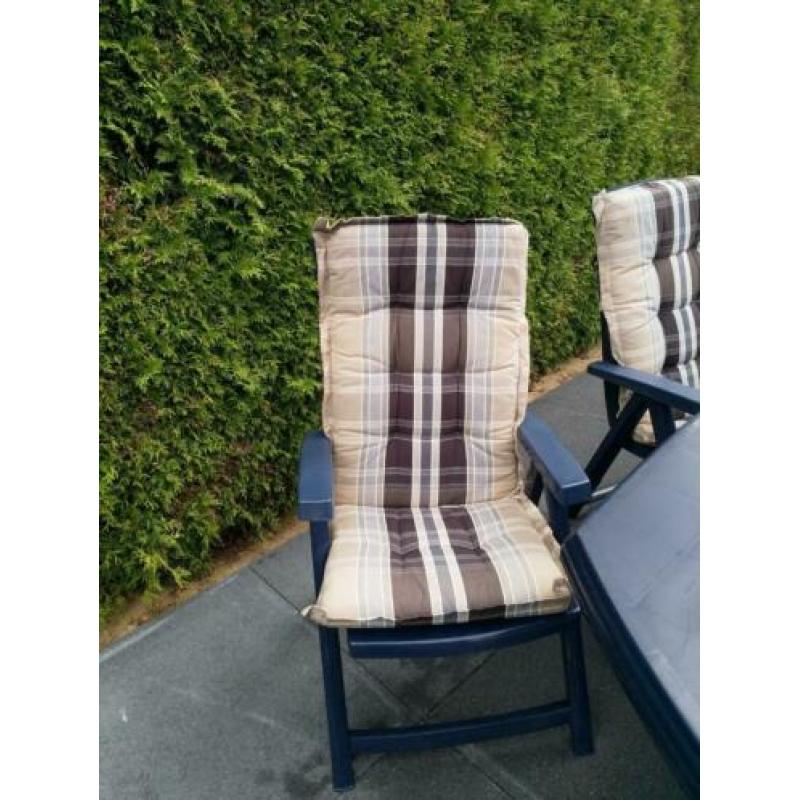 Donkerblauwe tuintafel met 4 verstelbare stoelen met kussens