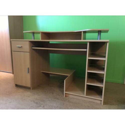 Bureau met veel opbergruimte