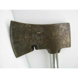 Bijltje, met metalen steel. "Coleman"