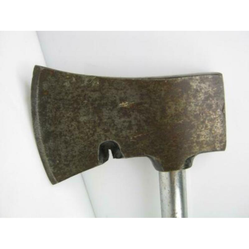 Bijltje, met metalen steel. "Coleman"