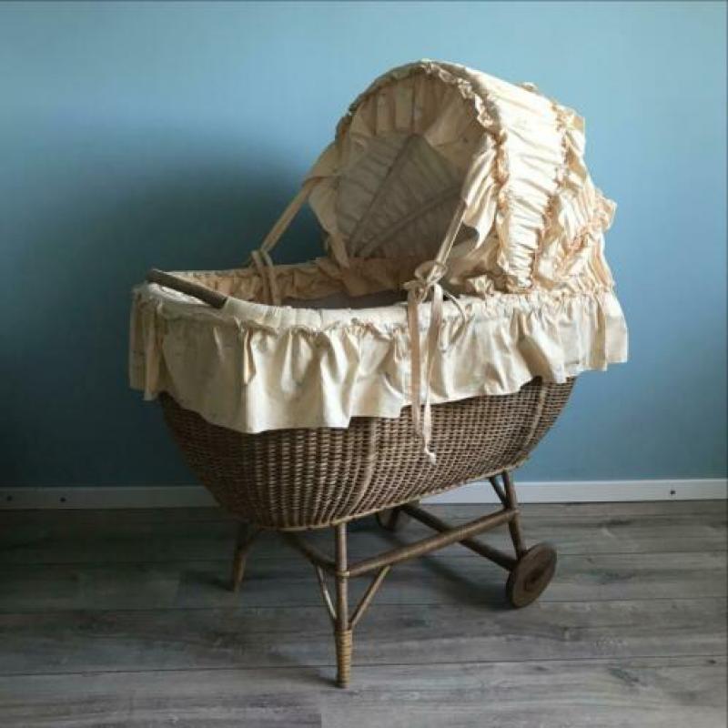 Vintage rotan wieg en reiswieg mozesmandje