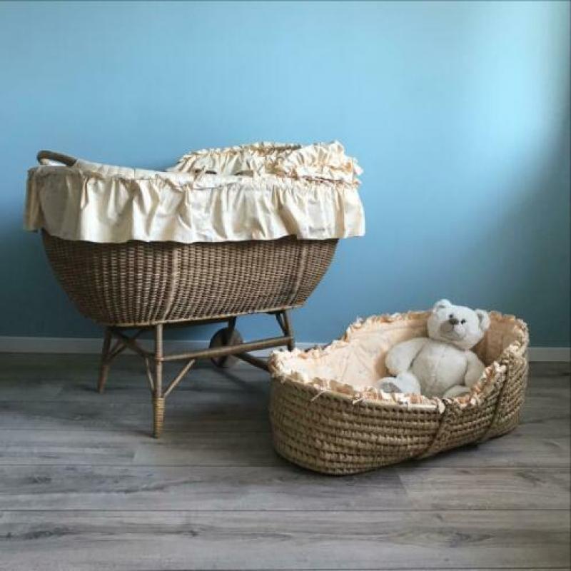 Vintage rotan wieg en reiswieg mozesmandje