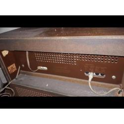Retro muziekmeubel met apparatuur