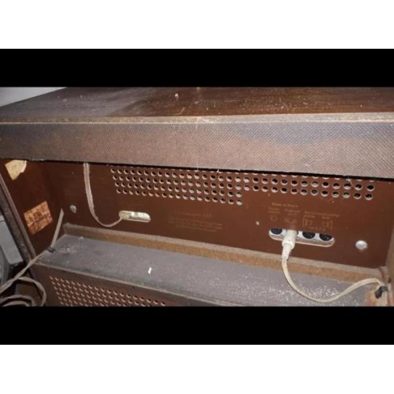 Retro muziekmeubel met apparatuur