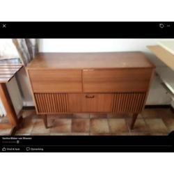Retro muziekmeubel met apparatuur