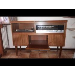 Retro muziekmeubel met apparatuur
