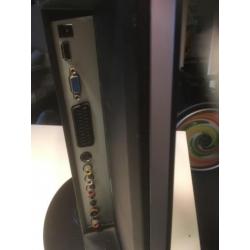 tv 56 cm LCD met ingebouwde DVD speler