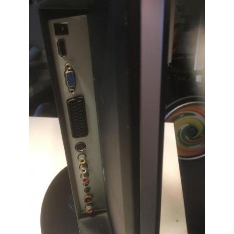 tv 56 cm LCD met ingebouwde DVD speler