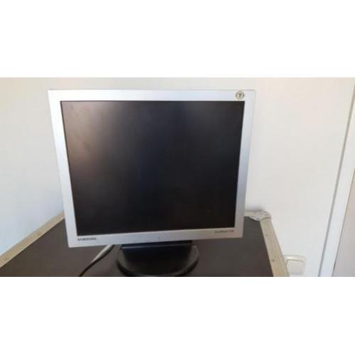 Meerdere pc schermen te koop