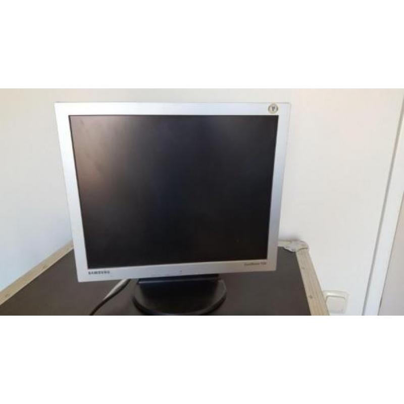 Meerdere pc schermen te koop