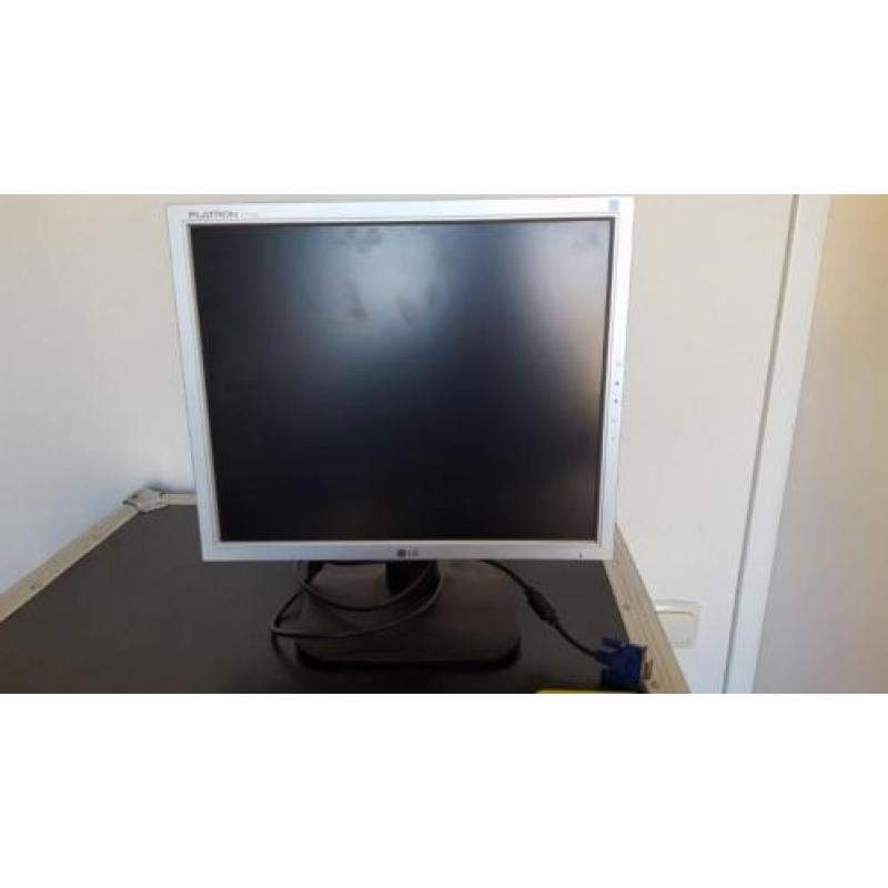 Meerdere pc schermen te koop