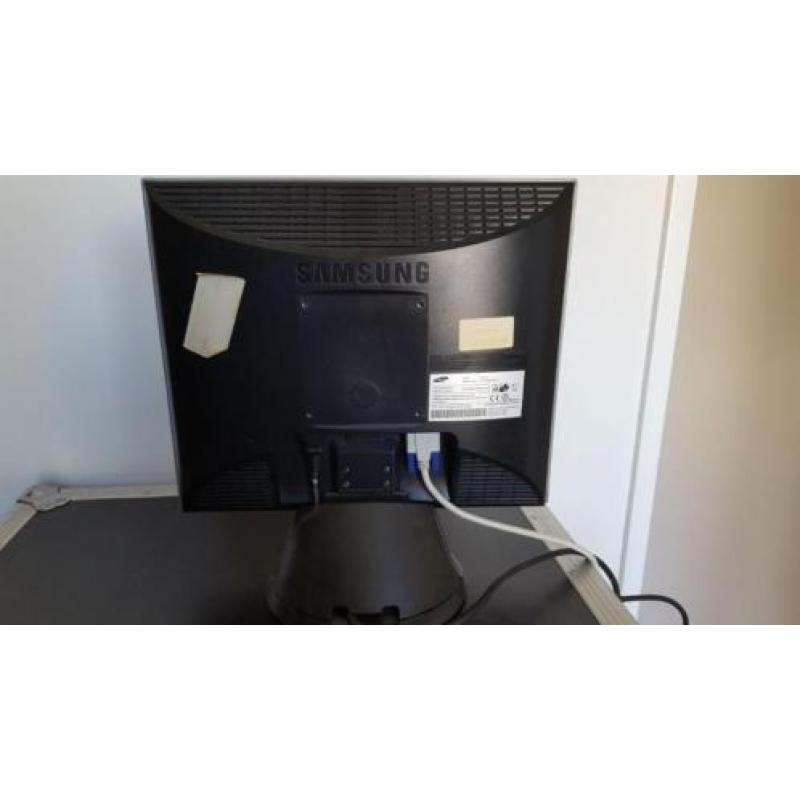 Meerdere pc schermen te koop